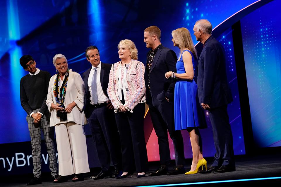 Candice Bergen and the cast of Murphy Brown reunited on the Upfront stage to be the first to break the news.